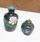 CLOISONNÉ - Delicado e belíssimo lote composto por um vaso e um potishe cloisonné finamente executados em metal esmaltado de diversas tonalidades vibrantes. Maior mede 7,5 x 4,5 cm. China meados do século XX.