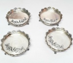 Elegante conjunto composto por quatro porta copos executados em metal espessurado á prata de excelente qualidade e fundição, adornados por ricos detalhes florais e vazados, ambos assegurados por quatro pés firmes de mesmo feitio. Medem 9 cm de diâmetro. Ótimo estado de conservação.