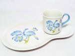 PORCELANA MAUÁ - Raro e antigo elegante conjunto composto um prato e uma xícara em porcelana de ótima manufatura nacional, adornadas por rico motivo floral. Prato mede 25,5 x 17,5 cm e xícara 7 x 10 cm. Perfeito estado de conservação. Brasil meados do Século XX.