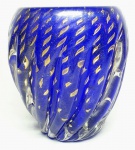 MURANO - Magnífico e elegante vaso em vidro artístico de Murano, design exclusivo de tonalidade Azul Topázio, feitio gomado rico em movimentos com bolhas e pó de ouro. Itália século XX. Perfeito estado de conservação, Mede 18 cm de altura x 16 cm de diâmetro.