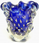 MURANO - Magnífico e belíssimo clássico vaso em vidro artístico de Murano, design clássico dito Aspend de tonalidade Azul Topázio, feitio gomado rico em movimentos com bolhas e pó de ouro. Perfeito estado de conservação, Mede 15 cm de altura x 15 cm de diâmetro.