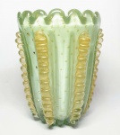 MURANO - Espetacular e majestoso grandioso vaso em vidro artístico de Murano, design clássico Abruzzo de tonalidade Green Apple, feitio gomado rico em movimentos adornado por lindas e raras Morizas com bolhas e pó de ouro. Itália século XX . Perfeito estado de conservação, Mede 32 cm de altura x 23,5cm de diâmetro.