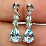 Par de Brincos em prata espessurada a ouro branco , design moderno exclusivo de excepcional ourivesaria com precioso Topázio Sky Blue de 6.0 x 9.0 mm , clássica lapidação pera brilhante , adornado por rico trabalho e belos botões de Topázio extra branco , totalizando 18.21 cts . Perfeito estado de conservação , sem uso . medem 2,2 x 0,6 cm . Origem Brasil .