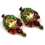 Belíssimo Par de Brincos em prata de lei espessurada a ouro rose , design moderno exclusivo de excepcional ourivesaria com lindo Citrino de 7.0 x 10 mm , clássica lapidação pera brilhante , adornado por rico trabalho e majestosa coroa de Rodolitas e Esmeraldas de lapidações Diamante e gota brilhante , totalizando 27.42 cts . perfeito estado de conservação, sem uso . mede 2,8 x 1,4 cm . Origem Brasil e África .