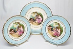 NADIR - Raro e antigo belíssimo jogo de serviço, composto por um par de pratos e um prato para bolo finamente executados em porcelana de excelente manufatura nacional, adornados por motivo de cena galante no campo com assinatura do artista Boucher, ricos filetes e coberturas á ouro. Pratos para sobremesa Medem 20cm de diâmetro cada e prato para bolo 28 cm. Perfeito estado de conservação. Brasil meados do Século XX.