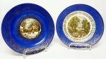BAVARIA - ALEMANHA - Belíssimo e antigo pandam de pratos em porcelana de perfeita qualidade e manufatura alemã da Bavaria, ambas com curiosas cenas de campo, adornados por lindo e rico trabalho com filetes á ouro em tonalidade azul cobalto. Medem 19,5 cm de diâmetro cada. Perfeito estado de conservação. Alemanha meados do Século XX.