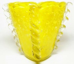 Majestoso e lindo vaso executado em vidro artístico de murano, design moderno em tonalidade amarelo vibrante, adornado por ricas e belas morizas em relevo de tonalidade translúcida. Mede 24 x 21 x 20 cm. Perfeito estado de conservação.