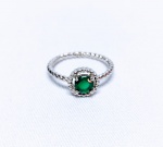VIVARA - ELEGANTE ANEL EM PRATA DE LEI TEOR 925 COM BELA ESMERALDAS DE 6.0 MM LAPIDAÇÃO BRILHANTE . FEITIO DE EXCEPCIONAL OURIVESARIA COM RICO TRABALHO EM TORCEIL .  PERFEITO ESTADO DE CONSERVAÇÃO . ARO MEDE 2,0 CM . 