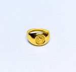 ELEGANTE ANEL DE OURO 18 K TEOR 750 , FEITIO DE EXCEPCIONAL OURIVESARIA COM PEQUENA MEDALHA AO CENTRO REPRESENTANDO MONGE COM INSCRIÇÕES . PERFEITO ESTADO DE CONSERVAÇÃO . ARO MEDE 1,6 CM , ARMAÇÃO 1,6 X 1,0 CM . PESO 1.4 GRAMAS .
