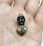 JOIA DE CRIOULA - ANTIGO PINGENTE EM OURO E ÔNIX RICO EM DETALHES REPRESENTANDO FIGURA DE NORDESTINO . MEDE APROX 3,0 X 1,6 CM . PESO TOTAL 2.7 GRAMAS .