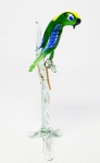Delicada e elegante escultura em cristal de excelente qualidade, representando cena de papagaio apoiado no galho em ricas tonalidades. Mede 15,5 cm de altura. Perfeito estado de conservação.