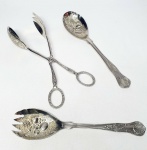 Elegante e lindo jogo de serviço composto por três talheres finamente executados em metal espessurado á prata, ambas adornas por riquíssimas decorações á sua volta. Maior mede 22 cm de comprimento. Bom estado de conservação.