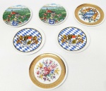 ALEMANHA - Elegante conjunto composto por seis porta copos em porcelana de ótima manufatura da Bavaria, decoradas com temas alemães e florais. Medem 10 cm de diâmetro. Perfeito estado de conservação.
