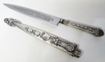 Clássica faca gaúcha em metal espessurado a prata ricamente decorada com cenas Campestre e de Cavalgada . Brasil meados do século XX . Mede 24 cm de comprimento .