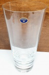 CRISTAL DA BOHEMIA - REPÚBLICA TCHECA - Belíssimo e charmoso vaso finamente executado em cristal da bohemia de excelente qualidade e manufatura tcheca, tonalidade translúcida em lindo formato, possui selo de manufatura. Mede 25 x 12,5 cm. Perfeito estado de conservação.
