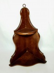 ELEGANTE CANTONEIRA DE PAREDE EM MADEIRA NOBRE COM ACABAMENTO . EXCELENTE ESTADO DE CONSERVAÇÃO . MEDE CM 43 DE ALTURA X 32 CM DE LARGURA X 16 CM DE PROFUNDIDADE APROX .