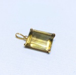 BELÍSSIMO PINGENTE DE OURO 18 K TEOR , ADORNADO PEDRA SINTÉTICA DE 18 X 24 MM LAPIDAÇÃO ESMERALDA . PERFEITO ESTADO DE CONSERVAÇÃO , MEDE 4,0 X 1,8 CM . PESO 10.4 GRAMAS . peso somente do ouro 2.8 gramas .