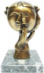 INOS CORRADIN com certificado - '' Menina com pássaro '' - Rara e belíssima escultura em bronze de excelente fundição e qualidade escultórica com pátina dita á ouro velho, elegantemente montada sobre base de mármore italiano. Assinado Inos em perfeito estado de conservação. Mede 17 x 10 x 10 cm. Acompanha certificado de autenticidade emitido pelo artista e registrado em cartório. NOTA: Equilibrista foi o tema que consagrou o artista , tema esse muito desejado e hoje muito raro no mercado devido a alta procura . Valor de mercado para essa obra varia de 8 a 10 mil reais , oportunidade . Acompanha elegante moldura nova . 1929 Nasce em 14 de novembro, em Vogogna, Piemonti, Itália. Com alguns meses seus pais transferem-se para Montreaux, Suíça Francesa, onde permanece até os 5 anos de idade. Depois, volta para a Itália, em Castelbado, Província de Padova, terra de seus pais, onde passa a infância e juventude. 1945Estuda pintura com o professor Tardivello. 1947Colabora com o pintor Pendini na execução de um mural alusivo aos mártires da resistência italiana, em Castelbaldo, Padova Itália. 1950Chega ao Brasil, estabelecendo-se em Jundiaí, São Paulo. 1951Conhece o pintor argentino Osvaldo Navarro que dirige o Atelier Cooperativa Politone na Vila Mariana, São Paulo. É convidado a fazer parte do núcleo artístico do qual participam, entre outros, os pintores: Ian Woronieki e Geraldo Trindade Leal e mais cinco pintores. 1952Convidado a participar do II Salão Paulista de arte moderna de São Paulo. 1953Chega a Salvador da Bahia com o pintor Trindade Leal. Conhece o grupo artístico baiano da época: Mário Cravo Júnior, Rubens Valentin, Aguinaldo dos Santos, Caribè, Raimundo de Oliveira, Pancetti, Jenner Augusto, Wilson Rocha e Mirabeau Sampaio, o crítico Wilson Rocha e o cantor e compositor Dorival Caymmi. 1954Convidado a participar do Salão Nacional de Arte Moderna do Rio de Janeiro.Osvaldo Gil Navarro o convida a participar da equipe de cenógrafos do Ballet do IV Centenário de São Paulo. Executa cenários para ballet e peças teatrais para Rugero Giacobbi e Aldo Cravo.1955Continua ativo como cenógrafo. 1957Começa uma nova fase de sua vida. Chega a Ibiúna, São Paulo, onde pinta e trabalha com os madeireiros que na época tinham na madeira sua principal fonte de economia, de onde extraia madeira para sua pequena fábrica de brinquedos. Nesta cidade, conhece o seu primeiro e mais importante marchand: Américo Reisfeld, que após cessar suas atividades é sucedido por seu genro, o Sr. Josef Bar-Tzion, que o representa em diversas exposições internacionais. 1960Casa-se com Maria Helena Rolin Carmelo com a qual teve três filhos. 1976É representado pela Sra. Carla Surian Albori com exclusividade européia. 1977Faz sua primeira exposição individual na Galeria de Arte André São Paulo, hoje denominada Nova André Galeria, onde trabalhou com exclusividade para André Blau, desde o começo da década de 60. 1979Contratado para pintar um cenário 8 x 11m para o teatro de Rovigo Itália 1990A Prefeitura de Jundiaí adquire 5 obras, com motivos religiosos, que estão expostos no Velório Municipal Adamastor Fernandes. 1993A Prefeitura Municipal de Jundiaí lhe presta uma homenagem pelos seus 40 Anos de Pintura, organizando uma exposição retrospectiva no Paço Municipal Nova Jundiaí, com obras emprestadas por inúmeros colecionadores. 1997Lança o livro La Visione Incantata na Nova André Galeria, em S.Paulo, com uma exposição. (livro lançado simultaneamente no Brasil e na Europa), lançado por Edas Edizioni DArte Surian. 2001Lança seu livro Venticinque Anni di mostre in Europa, lançado por Edas Edizioni DArte Surian. 2002A Companhia Italiana Costa Navegações lança ao mar o navio Costa Atlântica em Veneza e o contrata para decorar suas cabines com 800 serigrafias e 42 óleos sobre tela.Passa a fazer parte dos anais da Câmara Federal com discurso feito pelo Deputado Federal André Benassi ressaltando sua importância na pintura no Brasil e exterior. 2004Comemora 50 anos de pintura com uma super exposição no Hotel Intercontinental, na Al.Santos em S.Paulo, onde lançou seu livro 50 Anos de Pintura, editado por Auderi Martins. 2005É solicitado pela Prefeitura Municipal de Jundiaí, através do Prefeito Ary Fossen para criar um selo comemorativo dos 350 anos da cidade. Este selo também foi lançado pela Empresa Brasileira de Correios e Telégrafos. 2006É homenageado pela Associação Terapêutica de Estimulação Auditiva e Linguagem - ATEAL, juntamente com a Prefeitura Municipal de Jundiaí, em função de sua benemerência com as crianças assistidas dessa ONG, que inclusive reproduziram de forma singular algumas de suas obras. 2007Pinta o óleo sobre tela Tributo à Serra do Japi (l,80 x 9,00m), cuja réplica transformada num painel de 9,00 e 4,5 metros, encontra-se em exposição permanente na Rodoviária de Jundiaí, a convite do Prefeito Ary Fossen. 2008Lançamento do documentário INOS que traça um panorama de sua vida artística nos seus 56 anos de carreira, bem como curiosidades de sua vida pessoal. 2009Ano em que Inos completa 80 anos. As comemorações começaram em maio, na Itália, onde ele foi homenageado pela Prefeitura de Padova, através do Prefeito Flavio Zanonato, com uma exposição num Palácio Medieval do século XVI, na Salla della Gran Guardia na Piazza dei Signori.Em setembro, Inos fecha as comemorações com uma grande exposição na Nova André Galeria, onde trabalhou com exclusividade por 30 anos. Inos retorna à sua velha casa, depois de percorrer um longo caminho com mais de 200 exposições internacionais.Ainda em 2009,lança a 2ª edição do livro 50 Anos de Pintura com uma noite de autógrafos na Livraria da Vila, Al.Lorena em S.Paulo; 2010A Prefeitura de Jundiaí, por iniciativa do prefeito, Sr. Miguel Haddad, presta-lhe uma homenagem pelos seus 80 anos com uma exposição de esculturas e fotos de sua carreira ao lado de familiares e celebridades do mundo das artes, da música e da política nacional e internacional. O momento mais emocionante da homenagem foi o espetáculo musical, organizado por sua assessora Sandra Carnio, chamado Um concerto para Inos com músicas que retrataram momentos marcantes da vida do pintor, tendo à frente a cantora Clarina Fasanaro e músicos convidados.A convite do artista Ivald Granato passa a integrar o Grupo dos Onze (G11). O referido grupo é composto de renomados artistas da atualidade, dentre eles Cláudio Tozzi, Mario Gruber, Peticov, entre outros.A escultura O Saxofonista é escolhida para premiar sessenta grandes nomes da indústria musical brasileira no evento Expo Show Business, promovido por Tom Gomes. Dentre os premiados, Dody Serena, empresário do cantor Roberto Carlos, Guto Graça Mello, produtor musical da TV Globo, Marcelo Castello Branco, presidente da gravadora EMI e José Celso Guida, diretor geral da gravadora Biscoito Fino. 2011É homenageado com a exposição Gabinete de Arte Inos Corradin na Câmara Federal Brasília - DF , por ocasião do Momento Itália/Brasil. Inos que chegou ao Brasil na década de 50 é um símbolo da ligação e amizade entre brasileiros e italianos. 2013É homenageado na cidade de Padova - Itália, com o prêmio "Città di Padova 2013" pela sua trajetória artística.