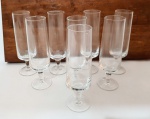 Elegante conjunto composto por 08 taças para champanhe em antigo vidrão de tonalidade translúcida em excelente estado de conservação. Ótima manufatura. Medem 16 x 5,5 cm cada.