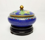 CLOISONNÉ - Delicado e belíssimo potiche cloisonné finamente executado em metal esmaltado de diversas tonalidades vibrantes, apoiado por linda base em madeira. Mede 9 x 11 cm. China meados do século XX.