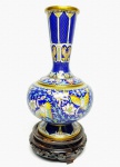 CLOISONNÉ - Elegante e belíssimo vaso cloisonné finamente executado em metal esmaltado de diversas tonalidades vibrantes, apoiado por linda base em madeira. Med. 28CM de altura. China meados do século XX.