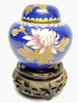 CLOISONNÉ - Delicado e belíssimo potiche cloisonné finamente executado em metal esmaltado de diversas tonalidades vibrantes, apoiado por linda base em madeira. Med. 11,5 x 8 CM de altura. China meados do século XX.