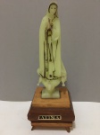 SANTUÁRIO DE FÁTIMA - PORTUGAL - Belíssima e rara caixa musical funcionando em ótimo estado de conservação. Motivo de nossa senhora de Fátima em material fluorescente. Portugal década de 90. Mede 22 x 8 x 8 cm. Perfeito estado de conservação.