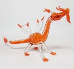 ALEMANHA - Linda e delicada escultura finamente executada em cristal de ótima qualidade e manufatura alemã representando belo dragão tonalidade translúcida e laranja abóbora. Mede 13 x 23 x 10CM. Perfeito estado de conservação.