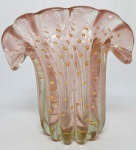 MURANO - Belíssimo e grande vaso em vidro artístico de Murano estilo Napoleão de tonalidade Pink, feitio gomado com bolhas, pó de ouro e linda borda. Perfeito estado de conservação. Mede 21 cm de altura x 22 cm de diâmetro. Itália século XX .