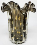 MURANO - Belíssimo vaso em vidro artístico de Murano, design exclusivo dito ´´Nápoli´´ de tonalidade Transparent Gray, feitio gomado com bolhas, pó de ouro e bela borda. Perfeito estado de conservação, 15,5 cm de altura x 13 cm de largura. Itália século XX .