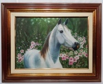 TÂNIA MÁRA SILVA (Belo Horizonte 1954) - Rara e elegante pintura finamente executada em técnica de óleo sobre tela representando lindo cavalo branco, rico em colorações com detalhes florais ao fundo. Mede 50 x 70 cm. Enquadrada em linda moldura da época em madeira de lei entalhada medindo 76 x 96 cm. Excelente estado de conservação. NOTA SOBRE A ARTISTA: Atualmente, dedica-se à formação, ensino e pesquisa como professora de Estudos Corporais nos Cursos de Graduação em Teatro (iniciado em 2001)e Licenciatura em Dança (desde 2010) da Escola de Belas Artes  UFMG. Tânia Mara Silva é artista plástica, bailarina, coreógrafa, pesquisadora. Ê natural de Belo Horizonteedesde cedo demonstrou interesse e dedicação às Artes  Pintura e Dança. Foi aluna do pintor realista Frederico Bracher Jr (1971-1981) egraduou-se na Escola de Belas Artes/UFMG (1981; 1997; 2004). Iniciouseus estudos de dança em 1970no Studio Anna Pavlova, Direção Geral de Dulce Beltrão e Sylvia Calvo, BH/MG, completando seus estudos com Mrs. Beverly Payne,na Califórnia/USA (1973-74; 1979). A artista exerceu as funções de Bailarina e Ensaidora(1976-1988) nos Grupos Profissionais:Baleteatro Minas, ELO Ballet de Câmara Contemporâneo, CAMALEÃO (BH/MG), Central Valley Dance Company (CA/USA). O balé Trindade de LuisArrieta foi criado para o trio Tânia Mara Silva, BettinaBellomo e Jairo Settepara a estreia do ELO Ballet de Câmara Contemporâneo, de Belo Horizonte/MG em 1982.Formação Acadêmica:Doutoranda pelo Programa de Pós-Graduação em Artes, EBA/UFMG (iniciado em 2012); Mestra em Arte (2010); Bacharelado em Desenho (2004); Licenciatura em Desenho e Plástica (1997); Graduação em Pintura a Óleo (1981). Investiga: questões corporais do artista cênico e, atualmente, a formação do profissional de dança na capital mineira. Objeto:Cia de Dança Palácio das Artes (doutorado). Linha de pensamento: a experiência da arte e sua formação são capazes detransformar, dignificarvidas e de nos aproximar do Criador. Principais Parceiros ou Profissionais com quem já trabalhou: Dulce Beltrão, BettinaBellomo, Freddy Romero, Klauss Vianna;LuisArrieta,Suzana Mafra,Geraldo Lima Jr., Paula Bonome Raimundo Costa, Virgínia BezerraPaulo Babrek, Andrea Maia,Sebastian Junior, Arnaldo Alvarenga,Ana Cristina Pereira, Maurício Marques,Pedro Paulo Rosa, LuisEguinoa, José Maria Alves, Renato Bertolino, Raul Belém Machado,Ronaldo Boschi, MarjorieQuast,Patrícia Avellar,MarisaMonadjemi,Suely Machado. Formação artística:- Clássico: BettinaBellomo (argentina); Beverley Payne (americana); DariuszHochman (polonês); Dulce Beltrão (mineira); Graça Sales (mineira); GustavoMollajoli(argentino);Hugo Traves (argentino); Ismael Guiser; Isabel Santa Rosa (portuguesa);Jairo Sette (paulista): Jair Morais (carioca); Jean Marie Disbrul (francês); LuisArrieta (argentino); Maria Claro Machado (mineira); Mayra Rivero (cubana); Max Marktein (francês); Mercedes Beltran (cubana); Norma Binaghi (argentina); Ofélia Gonzalez (cubana); Pablo Moret (cubano); Sylvia Calvo (mineira); Tíndaro Silviano (mineiro).- Moderno/Contemporâneo: Alberto Ribas (São Paulo); Arnaldo Alvarenga (mineiro); Dulce Beltrão (mineira); Euzébio Lobo (baiano); Freddy Romero (venezuelano); Jairo Sette (paulistano); Klauss Vianna (mineiro); Lori Belilove (americana); Paulo Babreck (mineiro); Paulo Baeta (mineiro).- Jazz / Indiano/ Folclore: Águeda Kallas (mineira); Alexandre Mesquita (mineiro); AstadDebud (indiano);Clyde Morgan (americano); Jairo Sette (paulista); Leslie Payne (americana); Marcelo Moacir (baiano); Marise Matias (paulista); MarjorieQuast (mineira); Sue Fitch (americana); TimonnyAbott (americano); Yubi Torres (cubano).- Consciência Corporal: Arnaldo Alvarenga (mineiro); Ivaldo Bertazzo (paulista). Principais trabalhos:- Professora de Estudos Corporais  Curso de Graduação e Licenciatura em Teatro (a partir de 2001) e Curso de Licenciatura em Dança (desde 2010), EBA/UFMG;- Membro da Equipe de Elaboração do Vestibular de Dança/EBA-UFMG;- Maitre de Ballet dos Grupos Profissionais de Dança em Belo Horizonte: Baleteatro Minas (1979-1981); ELO Ballet de Câmara Contemporâneo (1982); Grupo de Dança Camaleão (1986); BaleteatroMinas (1988);- Coordenadora de Clássico dos Cursos Livres de Dança do Studio Núcleo Artístico, Meia Ponta e Primeiro Ato. Principais trabalhos artísticos em dança:- 1986 - Encontro no Espaço Grupo CAMALEÃO: Criação e Coreografia, LuisArrieta; Direção Artística, BettinaBellomo;Direção Geral, MarjorieQuast.- 1982  NASCER ou Algumas Profecias Cotidianas e Eternas  ELO Ballet de Câmara Contemporâneo: Coreografia, LuisArrieta; Direção Geral, BettinaBellomo, LuisArrieta.- Trindade  trio criado por Arrieta(NASCER) e dançado pela primeira vez por BettinaBellomo, Jairo Sette e Tânia Mara Silva.- 1981 -Pedro e o Lobo  Baleteatro Minas: Coreografia, Dulce Beltrão;Direção: Dulce Beltrão, BettinaBellomo, Sylvia Calvo; Direção Musical, Marco Antônio Araújo; Cenários e Figurinos: Mamélia Dornelles e Décio Noviello; Bonecos, Álvaro Apocalypse.- Noves Fora, Baleteatro Minas: Direção Artística de BettinaBellomo.Coreografias, Dulce Dulce Beltrão, Freddy Romero, Tânia Mara Silva.- Allegro. Baleteatro Minas: Coreografia, Tânia Mara Silva.- 1980 - Onde Tem Bruxa Tem Fada  Baleteatro Minas: Coreografia, Klauss Vianna; Direção Geral de Dulce Beltrão.1978 -Carmina Burana  Baletetro Minas: Coreografia, Adriana Coll; Direção Artística. BettinaBellomo; Direção Geral, Dulce Beltrão.Fortuna, Solo(Carmina Burana), Coreografia, Adriana Coll.1977 Nosotros  Grupo de Dança do Studio Anna Pavlova/Baleteatro Minas: Quarteto inédito, criado por Freddy Romero para o Baleteatro Minas e teve sua estreia comBettinaBellomo, Maurício Marques, Tânia Mara Silva e Virgínia Bezerra.1976 - Mood, Solo, Grupo de Dança do Studio Anna Pavlova: Coreografia e Direção Artística, FreddyRomero.- Gritos Grupo de Dança do Studio Anna Pavlova: Coreografia e Direção Artística, Freddy Romero.- Olímpia  Sonho e Realidade  Grupo de Dança do Studio Anna Pavlova: Coreografia de Dulce Beltrão; Roteiro de Ronaldo Boschi.- Olímpia  Solo: Coreografia, Dulce Beltrão; Roteiro, Ronaldo Boschi.- Uma Coisa Não Tem Nada A Ver Com A Outra - Grupo de Dança do Studio Anna Pavlova: Coreografia de Dulce Beltrão.- 1974  Serenade in D Major  Central Valley Dance Campany: Coreografia, Beverley Payne.- My Soul Cries,  Central Valley Dance Campany: Coreografia, Beverley Payne. Prêmios:- Melhor Espetáculo Infantil de 1981, Pedro e o Lobo, Baleteatro Minas Premio Troféu APATEDEMG: Coreografia, Dulce Beltrão; Direção Artística,BettinaBellomo.- Melhor Coreografia (1º Lugar): Allegro: Coreografia, Tânia Mara Silva Concurso Interno do Studio de Dança Anna Pavlova. O trabalho entrou para o repertório de Noves Fora(1981) do Baleteatro Minas.- Melhor Coreografia - Carmina Burana (1º Lugar),II Concurso de Dança Contemporânea de Salvador, Baleteatro Minas (1978): Coreografia, Adriana Coll.- Melhor Espetáculo (1º Lugar)Carmina Burana, II Concurso de Dança Contemporânea de Salvador, Baleteatro Minas (1978).- Melhor Companhia de Dança de Minas Gerais (1978), Prêmio Jubileu de Prata  Amigas da Cultura.