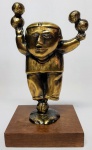 INOS CORRADIN com certificado - '' Equilibrista '' - Técnica nova bronze Ouro Velho . Rara escultura em bronze de excelente fundição elegantemente montada sobre base de madeira . Assinado Inos em perfeito estado de conservação . mede 20 x 12 x 10CM. Acompanha certificado de autenticidade emitido pelo artista e registrado em cartório . nota: NOTA: Equilibrista foi o tema que consagrou o artista , tema esse muito desejado e hoje muito raro no mercado devido a alta procura . Valor de mercado para essa obra varia de 8 a 10 mil reais , oportunidade . Acompanha elegante moldura nova . 1929 Nasce em 14 de novembro, em Vogogna, Piemonti, Itália. Com alguns meses seus pais transferem-se para Montreaux, Suíça Francesa, onde permanece até os 5 anos de idade. Depois, volta para a Itália, em Castelbado, Província de Padova, terra de seus pais, onde passa a infância e juventude. 1945Estuda pintura com o professor Tardivello. 1947Colabora com o pintor Pendini na execução de um mural alusivo aos mártires da resistência italiana, em Castelbaldo, Padova Itália. 1950Chega ao Brasil, estabelecendo-se em Jundiaí, São Paulo. 1951Conhece o pintor argentino Osvaldo Navarro que dirige o Atelier Cooperativa Politone na Vila Mariana, São Paulo. É convidado a fazer parte do núcleo artístico do qual participam, entre outros, os pintores: Ian Woronieki e Geraldo Trindade Leal e mais cinco pintores. 1952Convidado a participar do II Salão Paulista de arte moderna de São Paulo. 1953Chega a Salvador da Bahia com o pintor Trindade Leal. Conhece o grupo artístico baiano da época: Mário Cravo Júnior, Rubens Valentin, Aguinaldo dos Santos, Caribè, Raimundo de Oliveira, Pancetti, Jenner Augusto, Wilson Rocha e Mirabeau Sampaio, o crítico Wilson Rocha e o cantor e compositor Dorival Caymmi. 1954Convidado a participar do Salão Nacional de Arte Moderna do Rio de Janeiro.Osvaldo Gil Navarro o convida a participar da equipe de cenógrafos do Ballet do IV Centenário de São Paulo. Executa cenários para ballet e peças teatrais para Rugero Giacobbi e Aldo Cravo.1955Continua ativo como cenógrafo. 1957Começa uma nova fase de sua vida. Chega a Ibiúna, São Paulo, onde pinta e trabalha com os madeireiros que na época tinham na madeira sua principal fonte de economia, de onde extraia madeira para sua pequena fábrica de brinquedos. Nesta cidade, conhece o seu primeiro e mais importante marchand: Américo Reisfeld, que após cessar suas atividades é sucedido por seu genro, o Sr. Josef Bar-Tzion, que o representa em diversas exposições internacionais. 1960Casa-se com Maria Helena Rolin Carmelo com a qual teve três filhos. 1976É representado pela Sra. Carla Surian Albori com exclusividade européia. 1977Faz sua primeira exposição individual na Galeria de Arte André São Paulo, hoje denominada Nova André Galeria, onde trabalhou com exclusividade para André Blau, desde o começo da década de 60. 1979Contratado para pintar um cenário 8 x 11m para o teatro de Rovigo Itália 1990A Prefeitura de Jundiaí adquire 5 obras, com motivos religiosos, que estão expostos no Velório Municipal Adamastor Fernandes. 1993A Prefeitura Municipal de Jundiaí lhe presta uma homenagem pelos seus 40 Anos de Pintura, organizando uma exposição retrospectiva no Paço Municipal Nova Jundiaí, com obras emprestadas por inúmeros colecionadores. 1997Lança o livro La Visione Incantata na Nova André Galeria, em S.Paulo, com uma exposição. (livro lançado simultaneamente no Brasil e na Europa), lançado por Edas Edizioni DArte Surian. 2001Lança seu livro Venticinque Anni di mostre in Europa, lançado por Edas Edizioni DArte Surian. 2002A Companhia Italiana Costa Navegações lança ao mar o navio Costa Atlântica em Veneza e o contrata para decorar suas cabines com 800 serigrafias e 42 óleos sobre tela.Passa a fazer parte dos anais da Câmara Federal com discurso feito pelo Deputado Federal André Benassi ressaltando sua importância na pintura no Brasil e exterior. 2004Comemora 50 anos de pintura com uma super exposição no Hotel Intercontinental, na Al.Santos em S.Paulo, onde lançou seu livro 50 Anos de Pintura, editado por Auderi Martins. 2005É solicitado pela Prefeitura Municipal de Jundiaí, através do Prefeito Ary Fossen para criar um selo comemorativo dos 350 anos da cidade. Este selo também foi lançado pela Empresa Brasileira de Correios e Telégrafos. 2006É homenageado pela Associação Terapêutica de Estimulação Auditiva e Linguagem - ATEAL, juntamente com a Prefeitura Municipal de Jundiaí, em função de sua benemerência com as crianças assistidas dessa ONG, que inclusive reproduziram de forma singular algumas de suas obras. 2007Pinta o óleo sobre tela Tributo à Serra do Japi (l,80 x 9,00m), cuja réplica transformada num painel de 9,00 e 4,5 metros, encontra-se em exposição permanente na Rodoviária de Jundiaí, a convite do Prefeito Ary Fossen. 2008Lançamento do documentário INOS que traça um panorama de sua vida artística nos seus 56 anos de carreira, bem como curiosidades de sua vida pessoal. 2009Ano em que Inos completa 80 anos. As comemorações começaram em maio, na Itália, onde ele foi homenageado pela Prefeitura de Padova, através do Prefeito Flavio Zanonato, com uma exposição num Palácio Medieval do século XVI, na Salla della Gran Guardia na Piazza dei Signori.Em setembro, Inos fecha as comemorações com uma grande exposição na Nova André Galeria, onde trabalhou com exclusividade por 30 anos. Inos retorna à sua velha casa, depois de percorrer um longo caminho com mais de 200 exposições internacionais.Ainda em 2009,lança a 2ª edição do livro 50 Anos de Pintura com uma noite de autógrafos na Livraria da Vila, Al.Lorena em S.Paulo; 2010A Prefeitura de Jundiaí, por iniciativa do prefeito, Sr. Miguel Haddad, presta-lhe uma homenagem pelos seus 80 anos com uma exposição de esculturas e fotos de sua carreira ao lado de familiares e celebridades do mundo das artes, da música e da política nacional e internacional. O momento mais emocionante da homenagem foi o espetáculo musical, organizado por sua assessora Sandra Carnio, chamado Um concerto para Inos com músicas que retrataram momentos marcantes da vida do pintor, tendo à frente a cantora Clarina Fasanaro e músicos convidados.A convite do artista Ivald Granato passa a integrar o Grupo dos Onze (G11). O referido grupo é composto de renomados artistas da atualidade, dentre eles Cláudio Tozzi, Mario Gruber, Peticov, entre outros.A escultura O Saxofonista é escolhida para premiar sessenta grandes nomes da indústria musical brasileira no evento Expo Show Business, promovido por Tom Gomes. Dentre os premiados, Dody Serena, empresário do cantor Roberto Carlos, Guto Graça Mello, produtor musical da TV Globo, Marcelo Castello Branco, presidente da gravadora EMI e José Celso Guida, diretor geral da gravadora Biscoito Fino. 2011É homenageado com a exposição Gabinete de Arte Inos Corradin na Câmara Federal Brasília - DF , por ocasião do Momento Itália/Brasil. Inos que chegou ao Brasil na década de 50 é um símbolo da ligação e amizade entre brasileiros e italianos. 2013É homenageado na cidade de Padova - Itália, com o prêmio "Città di Padova 2013" pela sua trajetória artística.