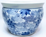 CHINA - Raro e antigo lindo vaso cachepô finamente executado em porcelana de excelente manufatura chinesa, adornado por rico motivo floral e ricos detalhes em azul. Mede 17,5 x 25CM. Ótimo estado de conservação. China meados do Século XX.