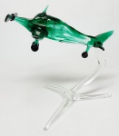 ALEMANHA - Linda e delicada escultura finamente executada em cristal de ótima qualidade e manufatura alemã representando avião Tipo B52, tonalidade translúcida e verde. Med. 13 x 14 x 14 cm. Perfeito estado de conservação.