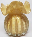 MURANO - Belíssima e grande trouxa em vidro artístico de Murano de rara tonalidade dita Marfim, feitio gomado com bolhas, gotas á ouro e lindíssima borda. Perfeito estado de conservação. Mede 19 cm de altura x 15 cm de diâmetro .Itália século XX .