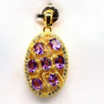 BELÍSSIMO PINGENTE EM PRATA ESPESSURADA A OURO AMARELO , DESIGN EXCLUSIVO DE EXCEPCIONAL OURIVESARIA COM RICA CRAVAÇÃO DE AMETISTAS DE 3.0 X 4.0 MM , CLÁSSICA LAPIDAÇÃO OVAL BRILHANTE , ADORNADAS POR RICO TRABALHO E DELICADA INCRUSTAÇÃO DE ZIRCONIAS . PERFEITO ESTADO DE CONSERVAÇÃO , SEM USO . ORIGEM BRASIL . MEDE 2,6 X 1,4 CM .