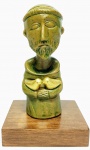 INOS CORRADIN com certificado - ''São Francisco'' - Rara e belíssima escultura em terracota patinada de excelente qualidade escultórica, elegantemente montada sobre base de madeira. Assinado Inos. Perfeito estado de conservação. Mede 16 x 10 x 09 cm. Acompanha certificado de autenticidade emitido pelo artista e registrado em cartório. NOTA: Artista premiado e catalogado.1929 Nasce em 14 de novembro, em Vogogna, Piemonti, Itália. Com alguns meses seus pais transferem-se para Montreaux, Suíça Francesa, onde permanece até os 5 anos de idade. Depois, volta para a Itália, em Castelbado, Província de Padova, terra de seus pais, onde passa a infância e juventude. 1945Estuda pintura com o professor Tardivello. 1947Colabora com o pintor Pendini na execução de um mural alusivo aos mártires da resistência italiana, em Castelbaldo, Padova Itália. 1950Chega ao Brasil, estabelecendo-se em Jundiaí, São Paulo. 1951Conhece o pintor argentino Osvaldo Navarro que dirige o Atelier Cooperativa Politone na Vila Mariana, São Paulo. É convidado a fazer parte do núcleo artístico do qual participam, entre outros, os pintores: Ian Woronieki e Geraldo Trindade Leal e mais cinco pintores. 1952Convidado a participar do II Salão Paulista de arte moderna de São Paulo. 1953Chega a Salvador da Bahia com o pintor Trindade Leal. Conhece o grupo artístico baiano da época: Mário Cravo Júnior, Rubens Valentin, Aguinaldo dos Santos, Caribè, Raimundo de Oliveira, Pancetti, Jenner Augusto, Wilson Rocha e Mirabeau Sampaio, o crítico Wilson Rocha e o cantor e compositor Dorival Caymmi. 1954Convidado a participar do Salão Nacional de Arte Moderna do Rio de Janeiro.Osvaldo Gil Navarro o convida a participar da equipe de cenógrafos do Ballet do IV Centenário de São Paulo. Executa cenários para ballet e peças teatrais para Rugero Giacobbi e Aldo Cravo.1955Continua ativo como cenógrafo. 1957Começa uma nova fase de sua vida. Chega a Ibiúna, São Paulo, onde pinta e trabalha com os madeireiros que na época tinham na madeira sua principal fonte de economia, de onde extraia madeira para sua pequena fábrica de brinquedos. Nesta cidade, conhece o seu primeiro e mais importante marchand: Américo Reisfeld, que após cessar suas atividades é sucedido por seu genro, o Sr. Josef Bar-Tzion, que o representa em diversas exposições internacionais. 1960Casa-se com Maria Helena Rolin Carmelo com a qual teve três filhos. 1976É representado pela Sra. Carla Surian Albori com exclusividade européia. 1977Faz sua primeira exposição individual na Galeria de Arte André São Paulo, hoje denominada Nova André Galeria, onde trabalhou com exclusividade para André Blau, desde o começo da década de 60. 1979Contratado para pintar um cenário 8 x 11m para o teatro de Rovigo Itália 1990A Prefeitura de Jundiaí adquire 5 obras, com motivos religiosos, que estão expostos no Velório Municipal Adamastor Fernandes. 1993A Prefeitura Municipal de Jundiaí lhe presta uma homenagem pelos seus 40 Anos de Pintura, organizando uma exposição retrospectiva no Paço Municipal Nova Jundiaí, com obras emprestadas por inúmeros colecionadores. 1997Lança o livro La Visione Incantata na Nova André Galeria, em S.Paulo, com uma exposição. (livro lançado simultaneamente no Brasil e na Europa), lançado por Edas Edizioni DArte Surian. 2001Lança seu livro Venticinque Anni di mostre in Europa, lançado por Edas Edizioni DArte Surian. 2002A Companhia Italiana Costa Navegações lança ao mar o navio Costa Atlântica em Veneza e o contrata para decorar suas cabines com 800 serigrafias e 42 óleos sobre tela.Passa a fazer parte dos anais da Câmara Federal com discurso feito pelo Deputado Federal André Benassi ressaltando sua importância na pintura no Brasil e exterior. 2004Comemora 50 anos de pintura com uma super exposição no Hotel Intercontinental, na Al.Santos em S.Paulo, onde lançou seu livro 50 Anos de Pintura, editado por Auderi Martins. 2005É solicitado pela Prefeitura Municipal de Jundiaí, através do Prefeito Ary Fossen para criar um selo comemorativo dos 350 anos da cidade. Este selo também foi lançado pela Empresa Brasileira de Correios e Telégrafos. 2006É homenageado pela Associação Terapêutica de Estimulação Auditiva e Linguagem - ATEAL, juntamente com a Prefeitura Municipal de Jundiaí, em função de sua benemerência com as crianças assistidas dessa ONG, que inclusive reproduziram de forma singular algumas de suas obras. 2007Pinta o óleo sobre tela Tributo à Serra do Japi (l,80 x 9,00m), cuja réplica transformada num painel de 9,00 e 4,5 metros, encontra-se em exposição permanente na Rodoviária de Jundiaí, a convite do Prefeito Ary Fossen. 2008Lançamento do documentário INOS que traça um panorama de sua vida artística nos seus 56 anos de carreira, bem como curiosidades de sua vida pessoal. 2009Ano em que Inos completa 80 anos. As comemorações começaram em maio, na Itália, onde ele foi homenageado pela Prefeitura de Padova, através do Prefeito Flavio Zanonato, com uma exposição num Palácio Medieval do século XVI, na Salla della Gran Guardia na Piazza dei Signori.Em setembro, Inos fecha as comemorações com uma grande exposição na Nova André Galeria, onde trabalhou com exclusividade por 30 anos. Inos retorna à sua velha casa, depois de percorrer um longo caminho com mais de 200 exposições internacionais.Ainda em 2009,lança a 2ª edição do livro 50 Anos de Pintura com uma noite de autógrafos na Livraria da Vila, Al.Lorena em S.Paulo; 2010A Prefeitura de Jundiaí, por iniciativa do prefeito, Sr. Miguel Haddad, presta-lhe uma homenagem pelos seus 80 anos com uma exposição de esculturas e fotos de sua carreira ao lado de familiares e celebridades do mundo das artes, da música e da política nacional e internacional. O momento mais emocionante da homenagem foi o espetáculo musical, organizado por sua assessora Sandra Carnio, chamado Um concerto para Inos com músicas que retrataram momentos marcantes da vida do pintor, tendo à frente a cantora Clarina Fasanaro e músicos convidados.A convite do artista Ivald Granato passa a integrar o Grupo dos Onze (G11). O referido grupo é composto de renomados artistas da atualidade, dentre eles Cláudio Tozzi, Mario Gruber, Peticov, entre outros.A escultura O Saxofonista é escolhida para premiar sessenta grandes nomes da indústria musical brasileira no evento Expo Show Business, promovido por Tom Gomes. Dentre os premiados, Dody Serena, empresário do cantor Roberto Carlos, Guto Graça Mello, produtor musical da TV Globo, Marcelo Castello Branco, presidente da gravadora EMI e José Celso Guida, diretor geral da gravadora Biscoito Fino. 2011É homenageado com a exposição Gabinete de Arte Inos Corradin na Câmara Federal Brasília - DF , por ocasião do Momento Itália/Brasil. Inos que chegou ao Brasil na década de 50 é um símbolo da ligação e amizade entre brasileiros e italianos. 2013É homenageado na cidade de Padova - Itália, com o prêmio "Città di Padova 2013" pela sua trajetória artística.