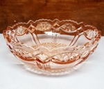 Lindíssimo bowl em cristal de excelente manufatura de tonalidade translúcida pink com riquíssima e belíssima lapidação. Mede 9 cm de alt. x 24 cm de diâmetro. Bom estado de conservação.