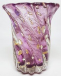 MURANO - Belíssimo vaso dito Forlí executado em vidro artístico de Murano de tonalidade Grape, feitio gomado rico em movimentos com bolhas, pó de ouro e linda borda. Perfeito estado de conservação. 13,5 cm de altura x 11 cm de diâmetro.