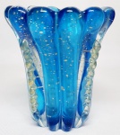 MURANO - Belíssimo e elegante vaso em vidro artístico de Murano, design exclusivo dito ´´Vitoria´´ de linda tonalidade Azul Safira, rico feitio gomado com bolhas, pó de ouro e adornado por linda e rara Moriza. Itália século XX. Perfeito estado de conservação. Mede 13,5 cm de altura x 12 cm de diâmetro.