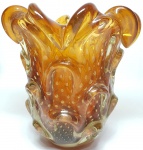 MURANO - Majestoso e grande vaso em vidro artístico de Murano, design clássico Aspend de tonalidade Âmbar Escuro, feitio gomado rico em movimentos com bolhas e pó de ouro. Perfeito estado de conservação, Mede 26 cm de altura x 25 cm de diâmetro. Itália século XX .