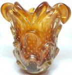 MURANO - Majestoso e grande vaso em vidro artístico de Murano, design clássico Aspend de tonalidade Âmbar Escuro, feitio gomado rico em movimentos com bolhas e pó de ouro. Perfeito estado de conservação, Mede 26 cm de altura x 25 cm de diâmetro. Itália século XX .