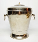 Elegante e grande balde para gelo em metal prateado de ótima qualidade, possui tampa e duas alças firmes. Mede 25 x 25 cm. Bom estado de conservação.