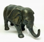 Linda e grande escultura executada á mão em resina de ótima qualidade escultórica representando belo e simpático elefante. Mede aproximadamente 22 x 40 x 15 cm. Perfeito estado de conservação.