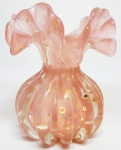 MURANO - Belíssimo e delicado vaso dito trouxinha em vidro artístico de Murano de tonalidade Rosa Salmon, feitio com bolhas, pó de ouro e linda borda. Perfeito estado de conservação. Mede 16 cm de altura x 13 cm de largura.