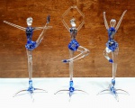 ALEMANHA - Belíssimo e delicado lote formado por 3 esculturas finamente executadas em cristal de ótima qualidade e manufatura alemã representando três bailarinas com tonalidades translúcida e azul . Medem 17,5 cm de altura cada. Excelente estado de conservação.