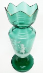 MARY GREGORY - Vaso em vidro artístico de tonalidade verde decorado com linda borda tiotada e bela pintura esmaltada representando figura feminina . Mary Gregory USA final do século XIX . Perfeito estado de conservação . mede 22 cm de altura x 11 cm de diâmetro .