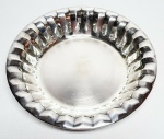 Elegante bowl centro de mesa em metal prateado de excelente fundição, adornado por ricos detalhes. Mede 4 x 23 cm. Bom estado de conservação.