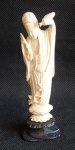 Espetacular Escultura em marfim oriental representando gueixa, medindo 12 cm de altura, base em madeira.