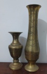 Lote com dois vasos indiano em metal  dourado todo decorado a cinzel o menor com detalhes vermelhos e verdes, típicos,  da região Altura do menor 15cm - Altura do maior 24 cm